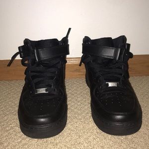 Nike Air Force 1 Black Mid